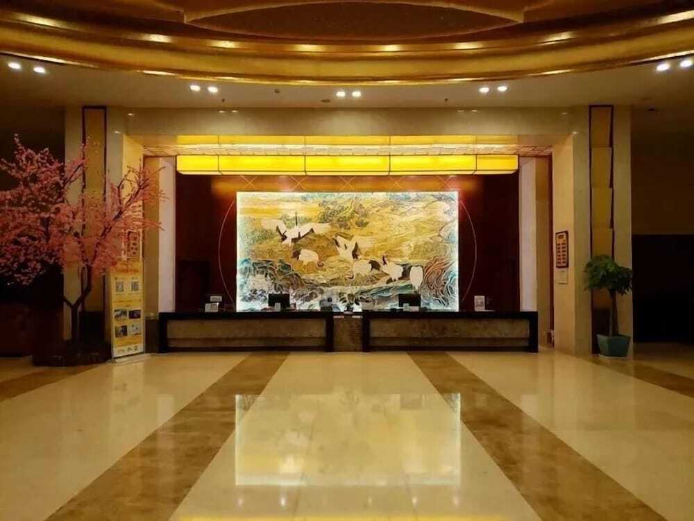 Jiuhuashan Center Hotel — фото 1