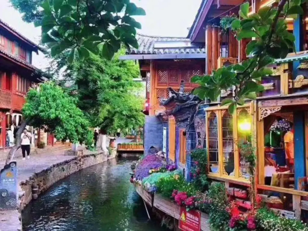 Лицзян: Jiuqi Fuxiang Inn (Lijiang Ancient City Dashuiche Branch)
