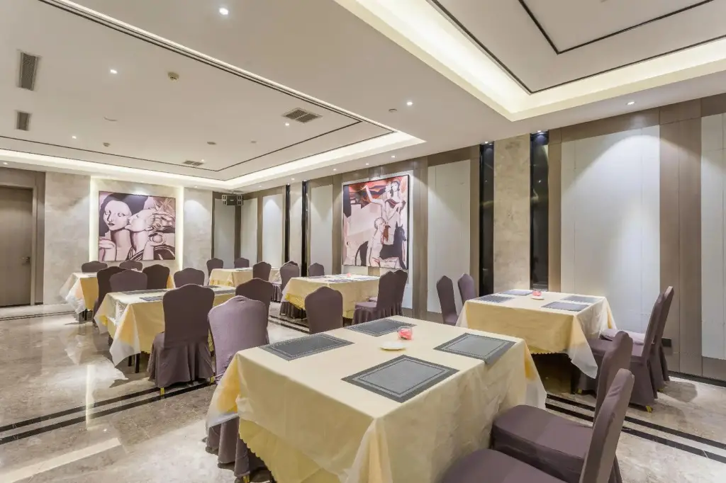 Инин: Longxin Hotel Yili