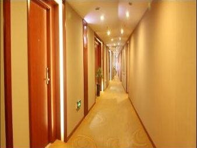 Чжэнчжоу: Super 8 by Wyndham Zhengzhou Railway Station Square