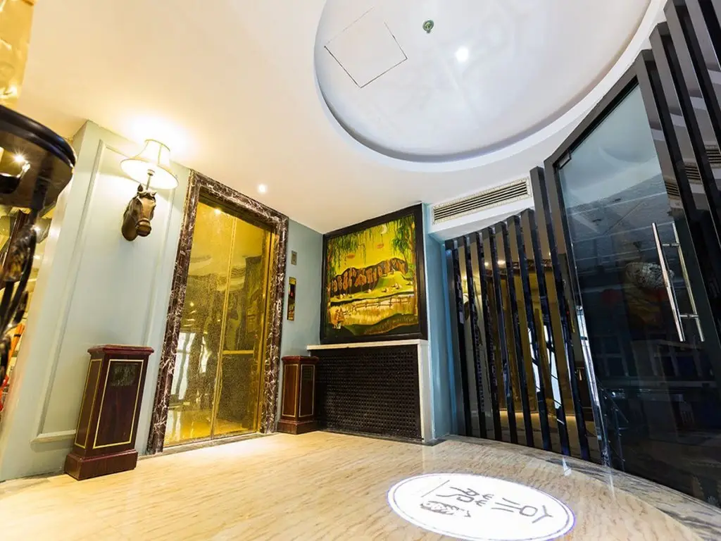 Циндао: Jingyuan Zhishang Design Hotel (Qingdao May Fourth Square Olympic Sailing Center)