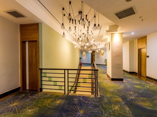 Чжухай: Jinlizhou Hotel (Gongbei Port Light Rail Station)