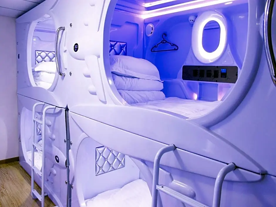 Чэнду: chengdu star yizhan capsule youth hostel