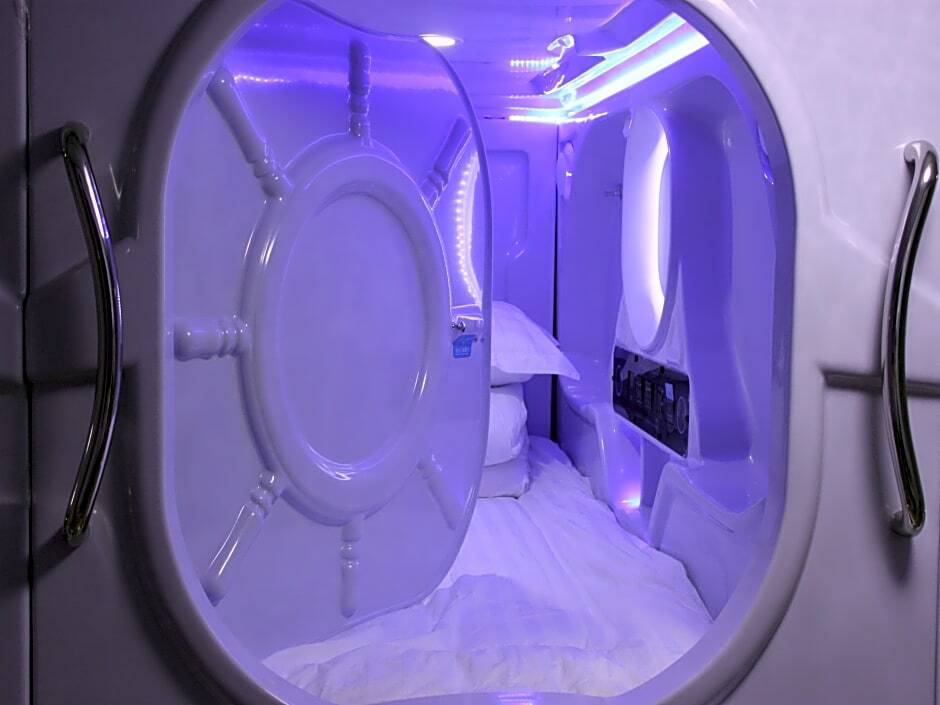 Чэнду: chengdu star yizhan capsule youth hostel