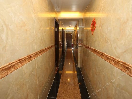 Коулун: Wang Kei Hotel（Mong Kok MTR Exit D2）