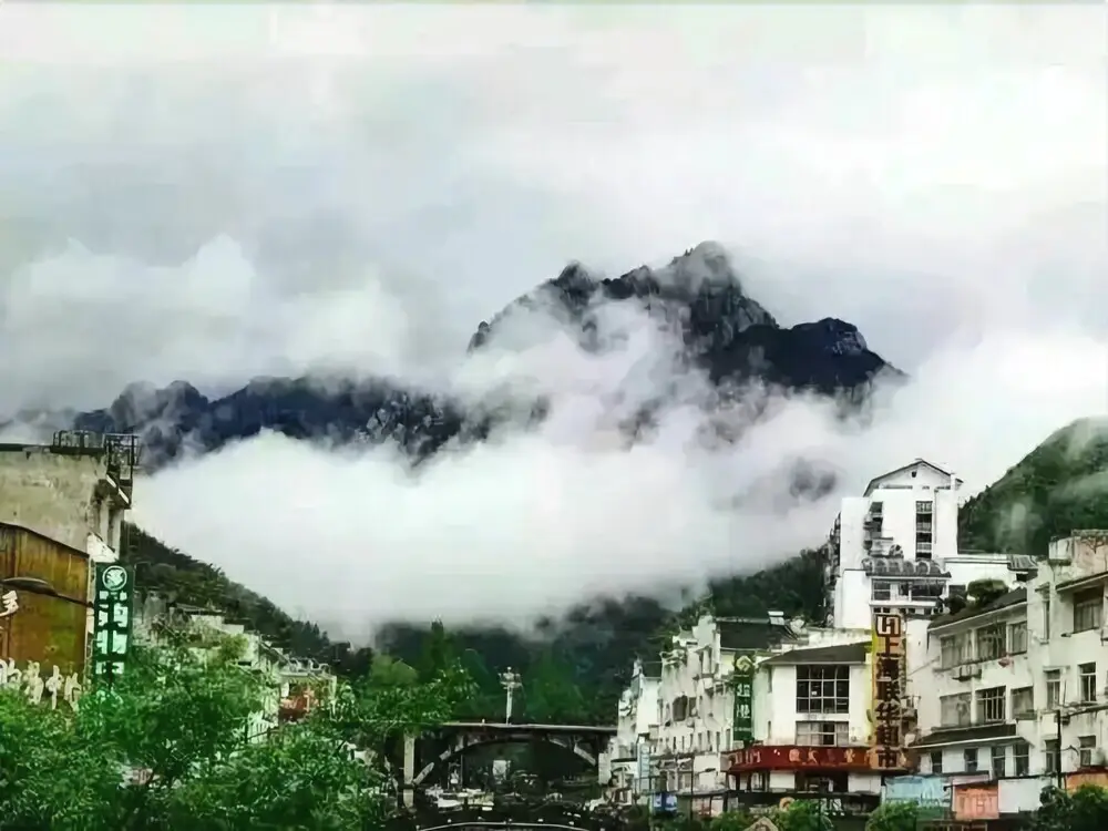 Хуаншань: Yellow Mountain Bridge Over River Inn
