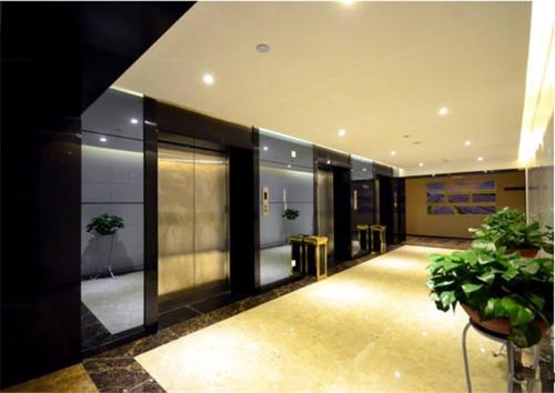 Lavande Hotel Wuhan Guanggu Xiongchu Road Branch — фото 1
