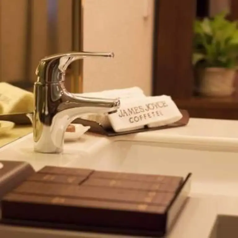 Ухань: James Joyce Coffetel