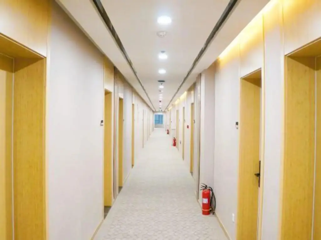 Циндао: Zhilong Hotel (Yinzhu Subway Station)