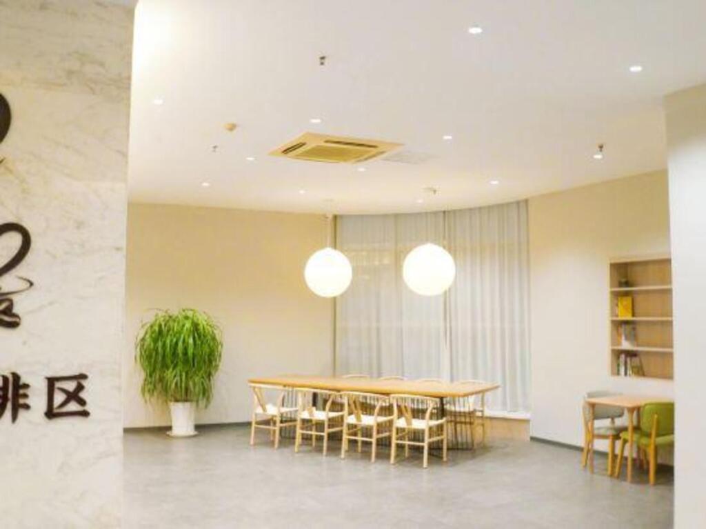 Циндао: Zhilong Hotel (Yinzhu Subway Station)