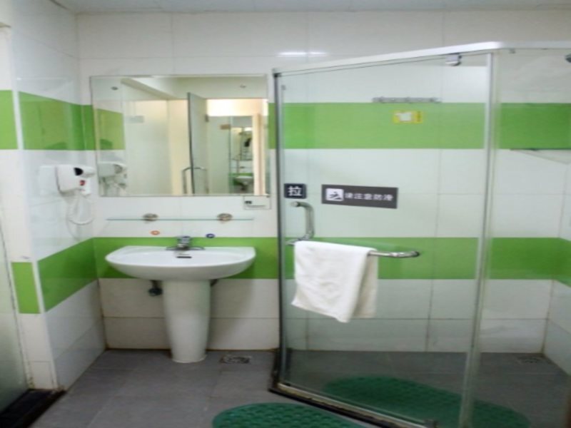 Хуайхуа: 7 Days Inn Huaihua Mayang Bin He Road Branch