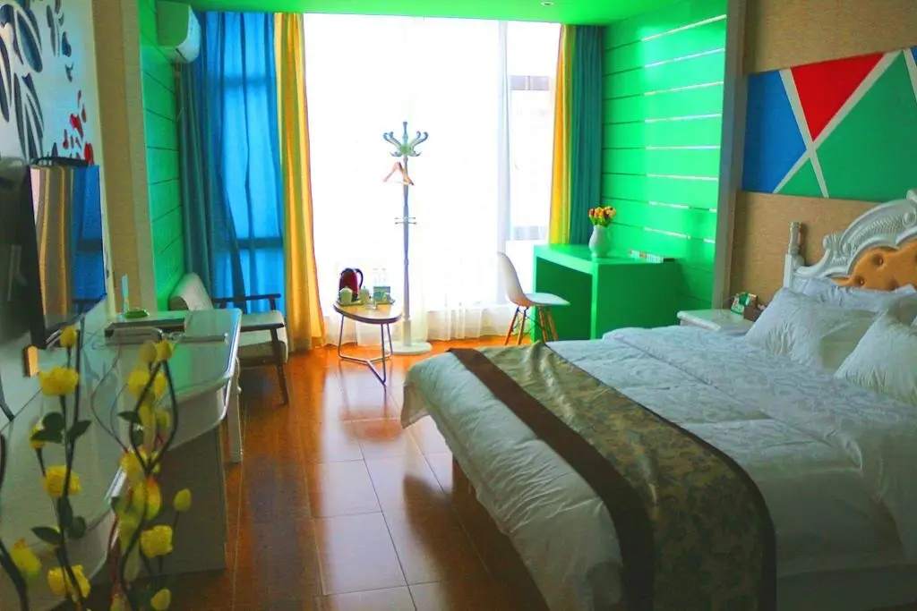 Дали: Sea & Cloud Themed Hotel
