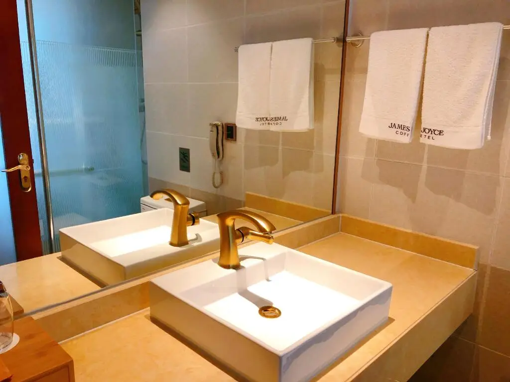 Тяньцзинь: James Joyce Coffetel· Tianjin Olympic Center Lingbin Road Metro Station