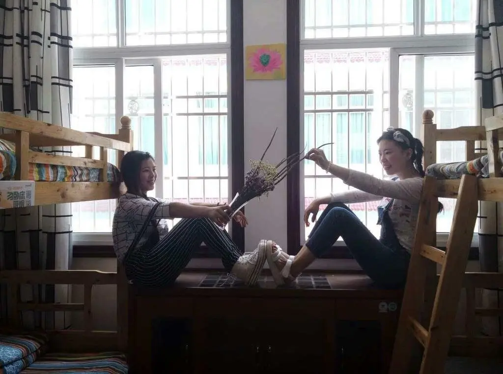 Личуань: Flower Inn