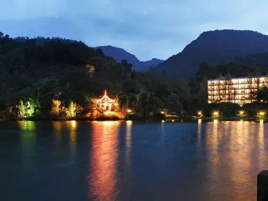 Лешан: Hongzhushan Resort Chanyi Shanju