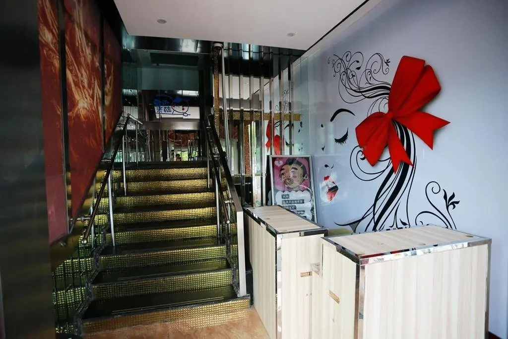 Цзяюйгуань: Jiayuguan City Hard Rock Hotel art theme
