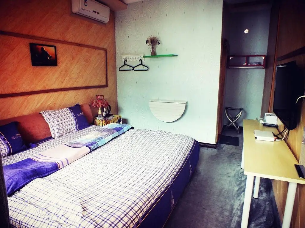 Дали: V Hostel