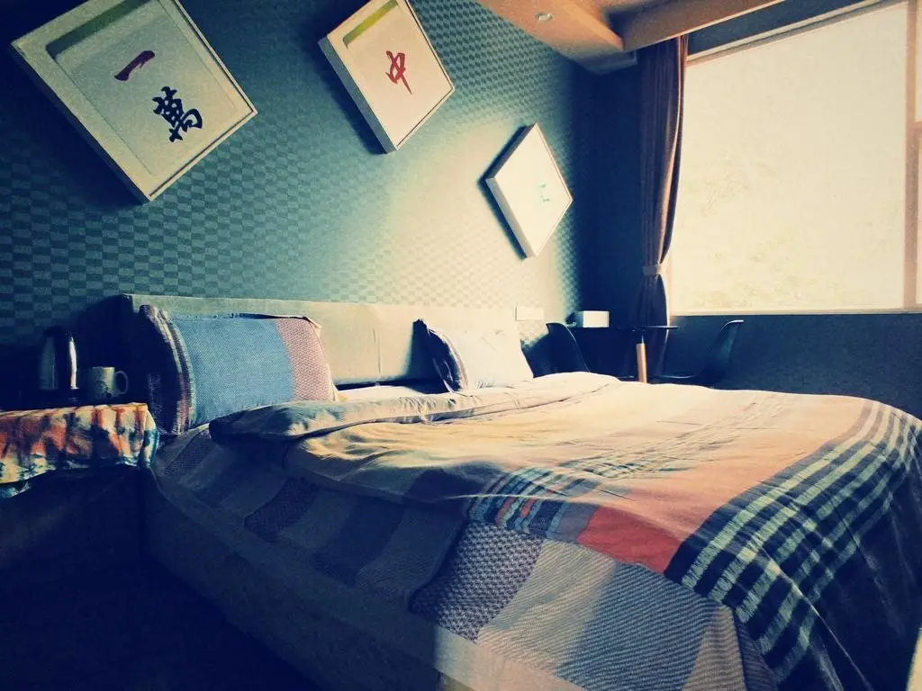 Дали: V Hostel