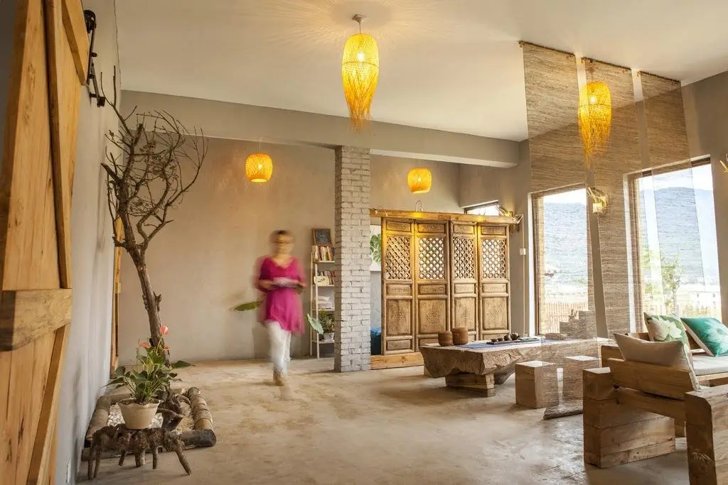 Дали: Dali Rose Flower Inn