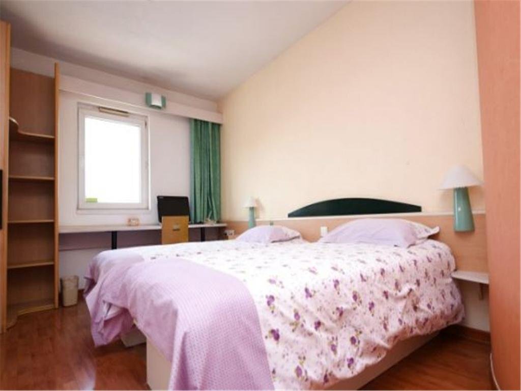 Циндао: Motel Qingdao Licang Square