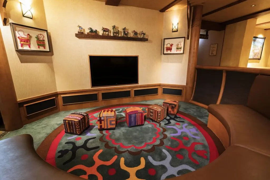 Гонконг: Disney Explorers Lodge
