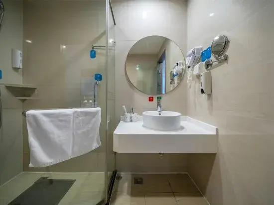 Шанхай: Geli Hotel (Shanghai Kangqiao Subway Station store, New International Expo Center )