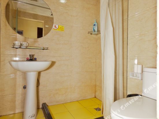 Дунъин: Hilton Business Hotel (Guangrao Sunwu Road Bus Station Junrui Building)