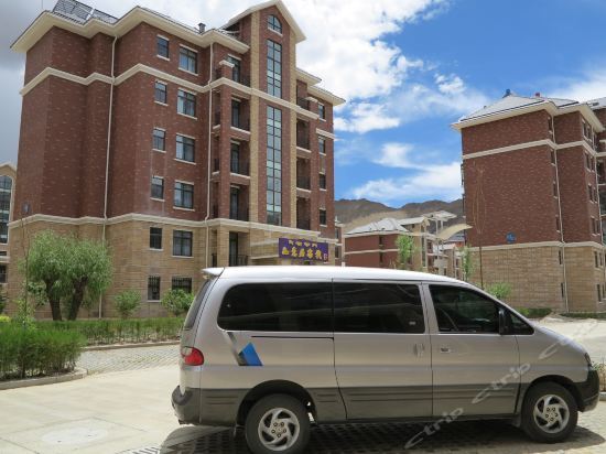 Ню: Lhasa Ruyiju Inn