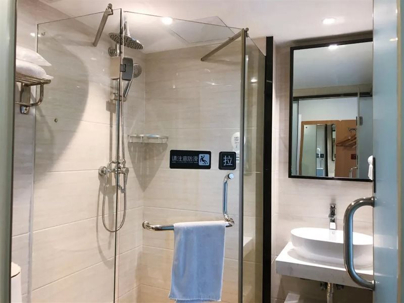 Чанша: 7Days Inn Chain Hotel (Changsha Yuelu Mountain Fubuhe Subway Station)
