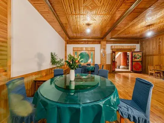 Шангри-Ла: Mechari Hotel (Shangri-La Ganden Sumtseling Monastery)