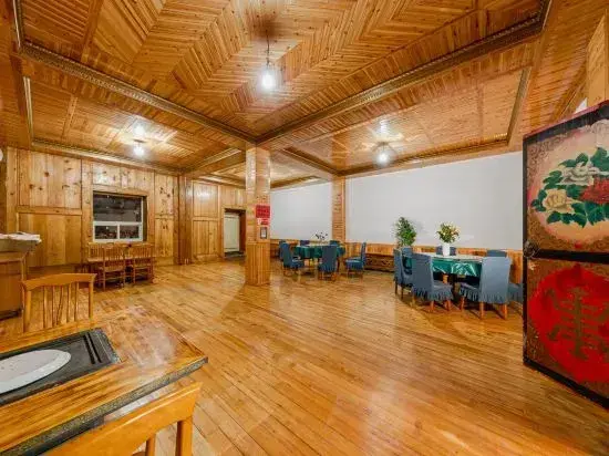 Шангри-Ла: Mechari Hotel (Shangri-La Ganden Sumtseling Monastery)