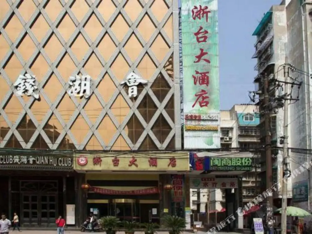Tuwo Holiday Hotel (Guiyang Railway Station Shachong Road Subway Station) — фото 1