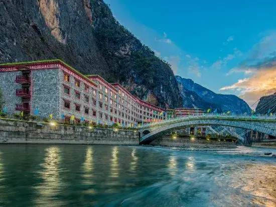 Шангри-Ла: Balagezong Tibetan Ecological Hotel