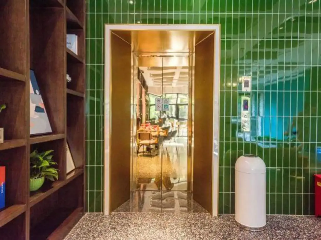 Шанхай: Qianggie Hotel Shanghai Weining Road subway station