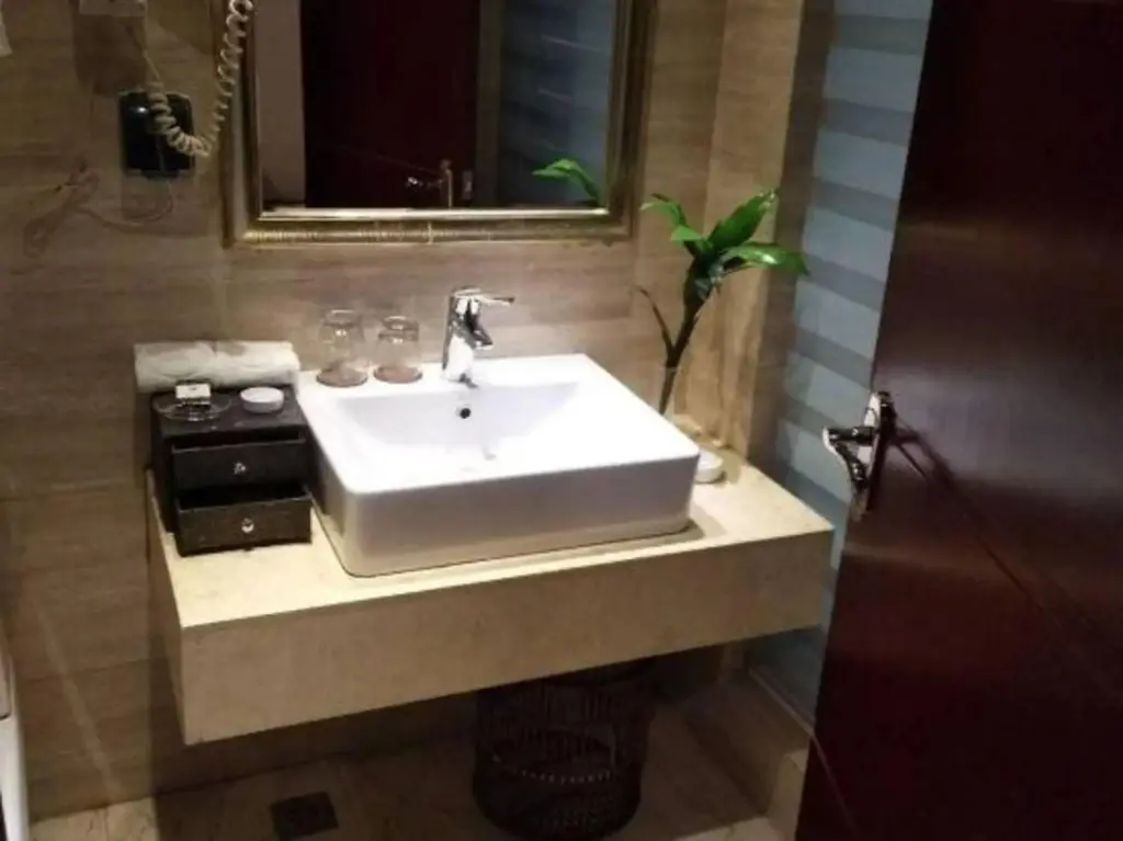 Цзуньи: Qianhao Hotel