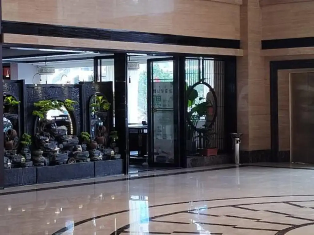 Лоуди: Boni International Hotel