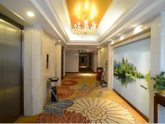 Гуйлинь: GuilinGrandHotel（Two Rivers and Four Lakes East and West Alleys）