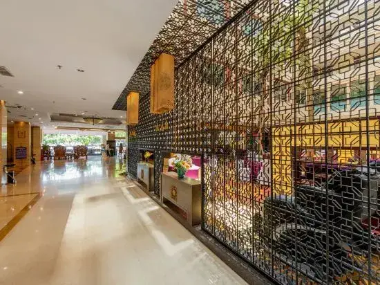 Гуйлинь: GuilinGrandHotel(Two Rivers and Four Lakes East and West Alleys)