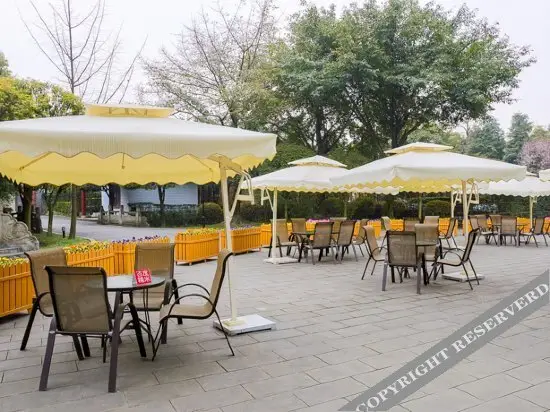 Pu Zhen Yuan Holiday Hotel — фото 1