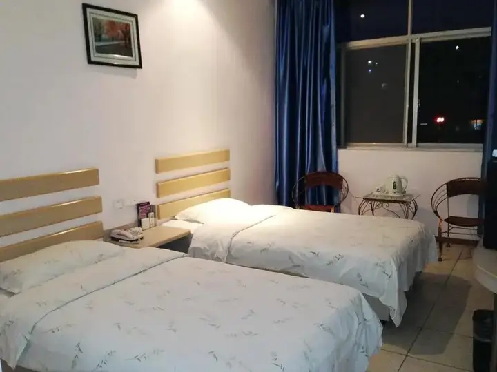 Ичан: Fenglinwan Hotel (Yichang Jiefang Road Food Street Binjiang Branch)