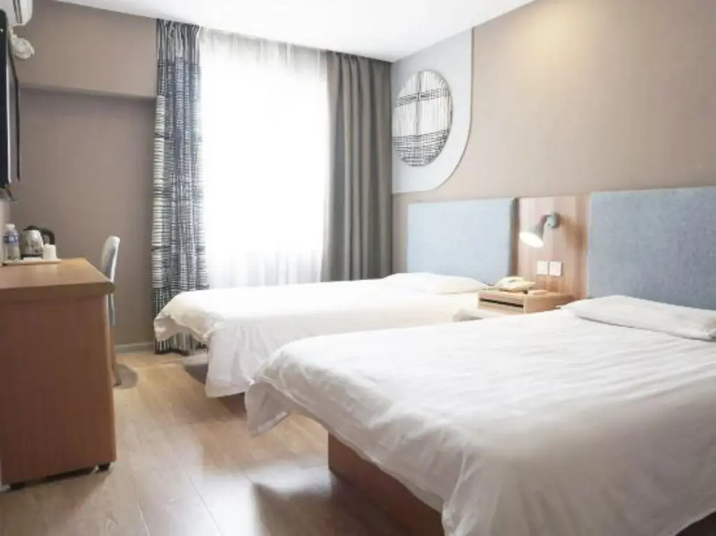 Фушунь: Homeinn Pebble Hotel (Fushun North Station Yong'an Bridge)