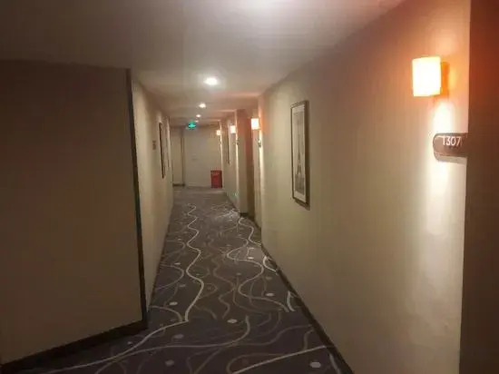 Далянь: 7 Days Premium Hotel (Dalian Airport Walmart Food Street)