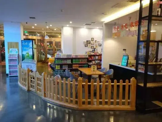 Далянь: 7 Days Premium Hotel (Dalian Airport Walmart Food Street)