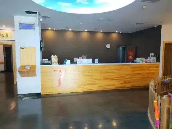 Далянь: 7 Days Premium Hotel (Dalian Airport Walmart Food Street)