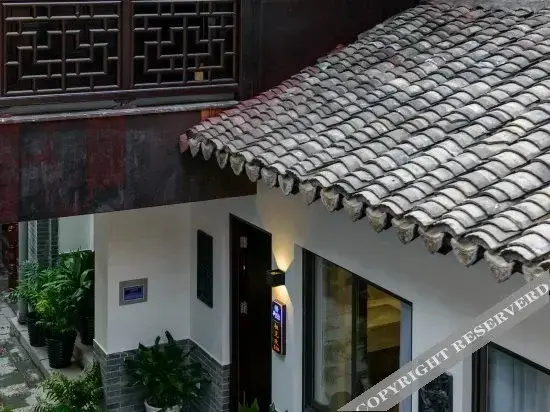 Цзясинь: Zhenshui Courtyard · 180° River-View · Designer's Aesthetic | Panoramic Resort Guesthouse (Xitang)