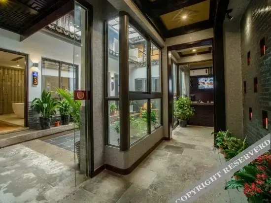 Цзясинь: Zhenshui Courtyard · 180° River-View · Designer's Aesthetic | Panoramic Resort Guesthouse (Xitang)