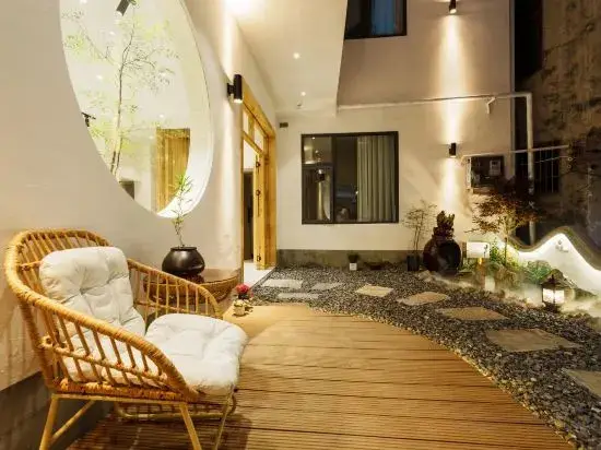 Jiavan luxury light hostel -PhoenixeOld CitycShopshEnglishlish — фото 1