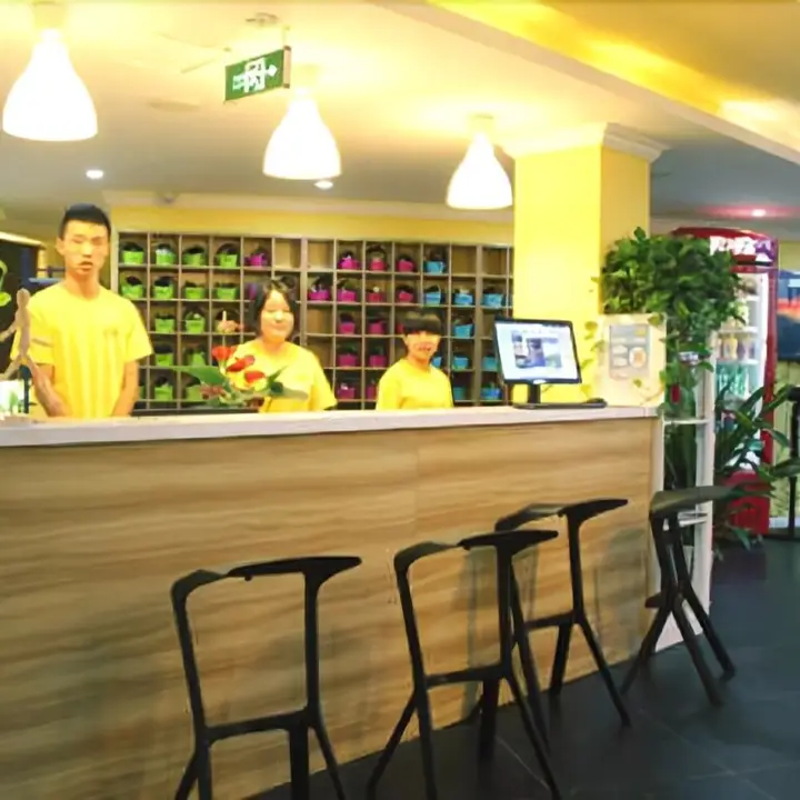 Чэнду: 尚俭太空舱酒店(成都火车北站店)