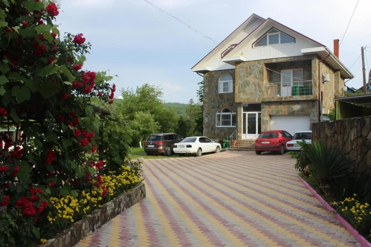 Джубга: U Natalii Guest House