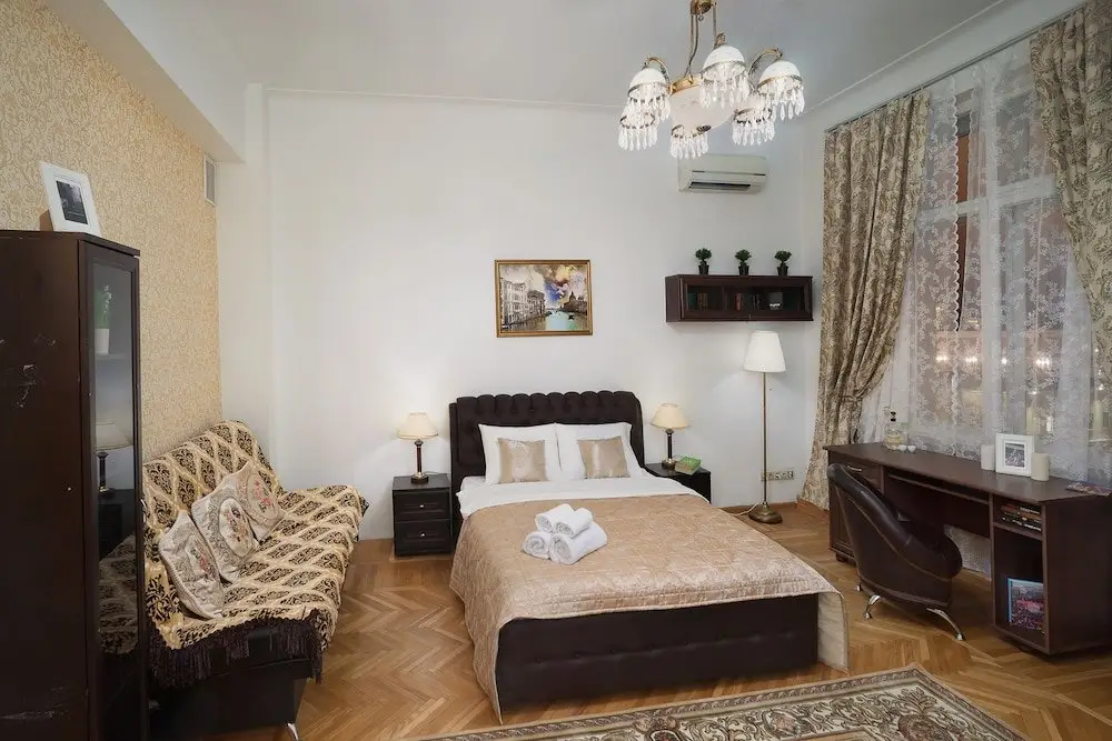 Москва: IZBA Red Square Guest House